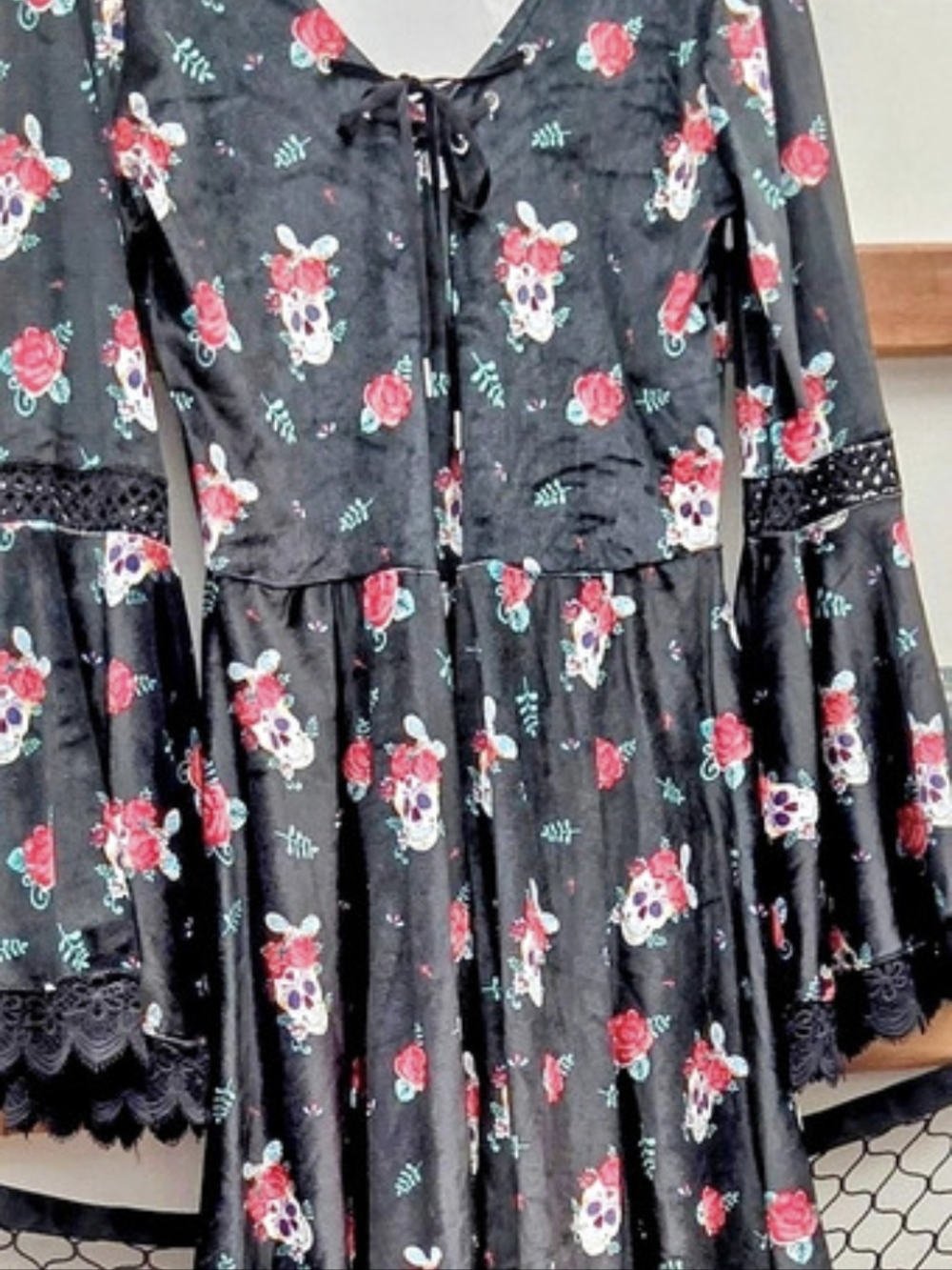 Spirit "Day of the Dead" Floral Skull Midi Dress w/ lace cut outs -L - Like New